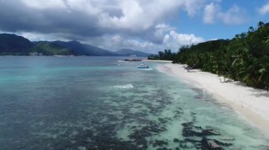 Drone görüntüleri, Thérèse Adası Seyşeller üzerinde uçuyor. Dünyanın en güzel yerlerinden biri, Hint Okyanusu 'nda bir adada yaşıyor. Video, arka planda Mahe Adası' ndaki cennet kumsalını gösteriyor.