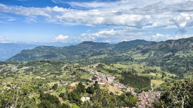 Jerico 'nun panoramik manzarası, Kolombiya' daki Antioquia. Yeşil manzaralı, güzel, geleneksel, küçük bir kasaba. Kahve üretimiyle tanınır..