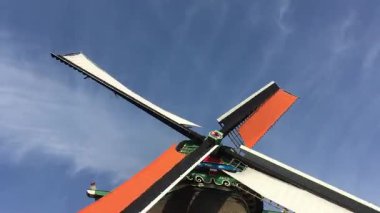 Hollanda 'da Amsterdam yakınlarındaki eski yel değirmenini taşıma ve döndürme görüntüleri. Zaanse Schans 'ın turistik cazibesi rüzgarın sürdürülebilir temiz enerji ürettiğini ve un ürettiğini gösteriyor..