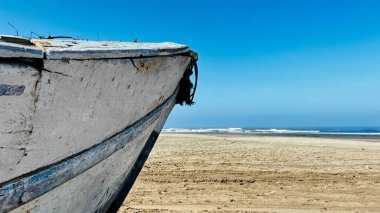 Peru 'nun Pasifik sahilinde kıyıya vurmuş güzel küçük balıkçı kanosu. Bu balıkçı kanosu jeneratörle çalışıyor ve çoğunlukla turistlerin balık avlanması ve taşınması için kullanılıyor..