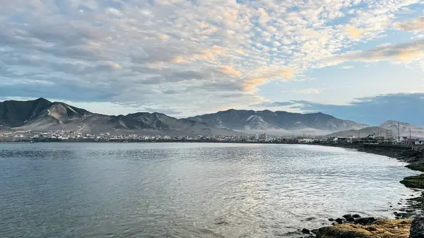 Pasifik Okyanusu 'nda sakin bir körfez. Arka planda büyüleyici bir dağ manzarası var. Peru' da Tortuga Sahili. 