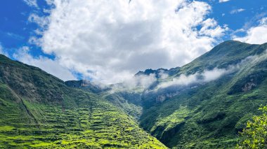 Peru 'daki Regin Ncash' deki Sierra Dağları 'nın güzel manzarası. Yüksek dağlarda And Dağları bulutlarda duran yeşil bitki örtüsüyle kaplıydı.. 