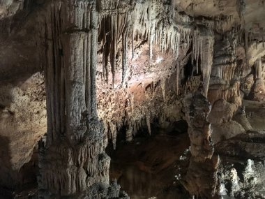 Baunei kıyısı boyunca Grotta del Fico, Sardinya 'da Cala Mariolu ve Cala Biriala arasında. Muazzam kireçtaşı mağarası. Müstehcen betonlar ve kristal berrak sular etrafındaki kayaların şeklini yansıtıyor. Sadece tekneyle ulaşılır.