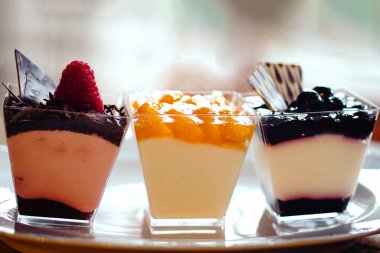 Üç lezzetli kremalı Ricotta tatlısıyla tabağı kapat. Yanında farklı lezzetli meyve reçeli ve çikolata süslemesi olsun..