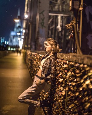 Çekici genç kadının portresi, Almanya 'nın Köln kentinde demiryolu arkasında yer alan 