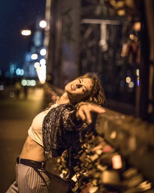 Aşk kilitleriyle dolu 