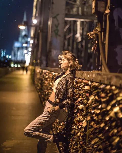 Çekici genç kadının portresi, Almanya 'nın Köln kentinde demiryolu arkasında yer alan 