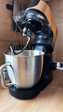 Ekmek ya da pasta için hamur yoğurmayı bitiren yemek işleyicisi. Ev mutfağında yemek ve yemek pişirmek için modern bir yardımcı. Ev yapımı süreç adım adım