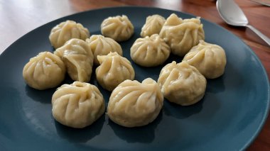 Tavuk, et, deniz ürünleri ya da sebzelerle dolu geleneksel Nepalli köfteli Momo tabağı. Ev yapımı egzotik yemekler, seyahat yoluyla ilham. 