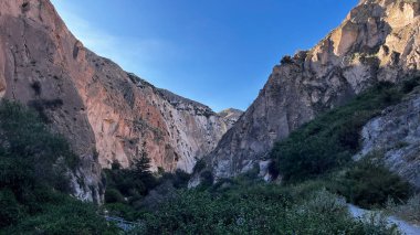 Peru 'daki Yura / Arequipa yakınlarındaki Capua Şelalesi' ne giden muhteşem taş dağları. Yürüyüş ve doğa için popüler turizm beldesi.