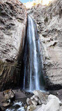 Peru 'daki Yura / Arequipa yakınlarındaki Corontorio Şelalesi olarak da bilinir. 35 metrelik (115 feet) atlayışıyla popüler turizm beldesi yalnızca yürüyüş yoluyla ulaşılabilir.