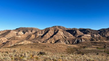 Peru 'nun Arequipa Eyaleti, Yura yakınlarındaki benzersiz kuru çöl dağ manzarası. Güney Amerika 'daki kurak koşullarda eşsiz dağların doğa görüntüsü..