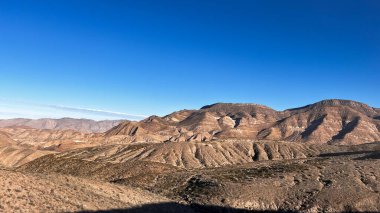 Peru 'nun Arequipa Eyaleti, Yura yakınlarındaki benzersiz kuru çöl dağ manzarası. Güney Amerika 'daki kurak koşullarda eşsiz dağların doğa görüntüsü..