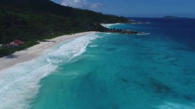 Seychelles Adası, La Dique, Coco Sahili 'nde insansız hava aracı videosu. Beyaz kum ve turkuaz deniz suyuyla dünyanın en güzel kumsallarından biri.. 
