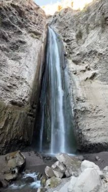 Yura, Arequipa yakınlarındaki Corontorio Şelalesi olarak da bilinen muhteşem Capua Şelalesi 'nin video görüntüleri. 35 metrelik (115 feet) atlayışıyla popüler turizm beldesi yalnızca yürüyüş yoluyla ulaşılabilir.