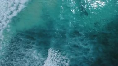 Özel efektli hava görüntüleriyle İHA Seyşeller 'deki güzel dalgalı turkuaz denizi deviriyor. Doğa, deniz manzarası, farklı bir bakış açısı, seyahat