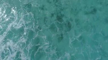 Dalgalı turkuaz deniz suyunun üzerinde uçan İHA 'nın video görüntüleri. Seyşeller Adası La Dique 'deki yüzme cennetini gösteren kameranın hareketini göster..