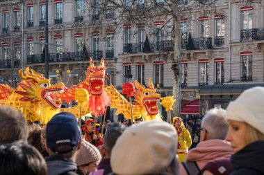 Paris, Fransa-02.02.2025 Renkli Ejderhalar Şanzelize 'de canlı bir kalabalığın arasından geçip Çin' in 2025 yılını müzik ve geleneksel gösterilerle kutluyorlar..