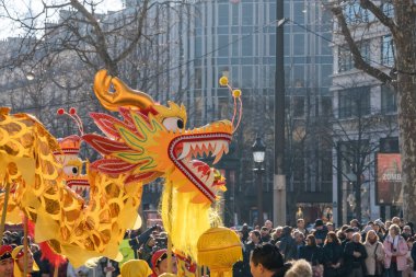 Paris, Fransa-02.02.2025 Parlak renkli ejderha göstericileri Şanzelize boyunca kalabalıkların arasında süzülerek 2025 yılındaki Ay Festivali 'nin yeni yıl kutlamaları boyunca izleyicileri heyecanlandırdı..