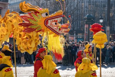 Paris, Fransa-02.02.2025 Seyirciler 2025 Ay kutlamaları sırasında Champs-Elysees 'de renk, kültür ve şenlik enerjisiyle dolu göz kamaştırıcı bir ejderha dansına tanıklık etmek için toplandılar..