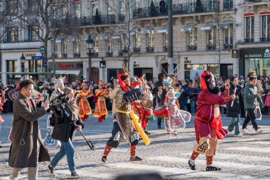 Paris, Fransa-02.02.2025 Renkli Sanatçılar Paris 'in göbeğinde geleneksel folkloru canlandırıyor Şanzelize' deki Ay Yeni Yılı geçit töreninde birlik ve neşeyi kutluyorlar..