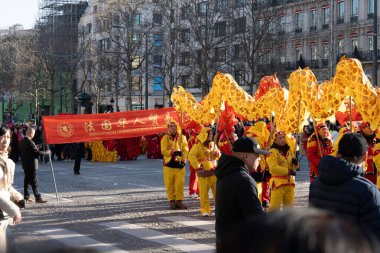 Paris, Fransa-02.02.2025 Neşeli performanslar ve renkli gösteriler zengin gelenekler ve canlı kostümler sergileyen 2025 Ay Yeni Yılı Geçidi boyunca Şanzelize 'yi doldurur..