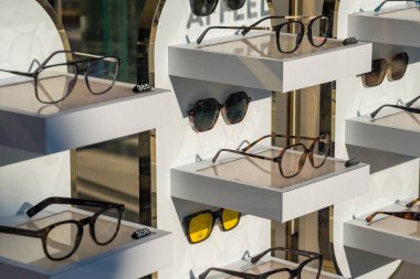 Paris. Fransa-02.02.2025 Bir butikte göz kamaştırıcı bir güneş gözlüğü ve gözlük sergileniyor. Güneş ışığı filtreler, zarif tasarımları ve modern estetiği geliştirir..