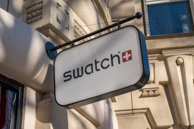 Paris. Fransa-02.02.2025 Şık, çağdaş bir tabela bir binadan sarkıyor. Yoldan geçenleri hareketli bir şehirdeki şık bir saat dükkanına davet ediyor..