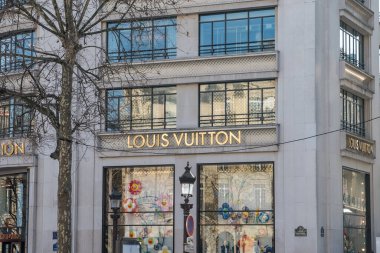 Paris. 02.02.2025 Paris 'in canlı bir caddesi moda ve sanatın özünü yakalıyor, yaratıcılığı ve zarafeti her ayrıntıda kutlayan eşsiz vitrinler sergiliyor..