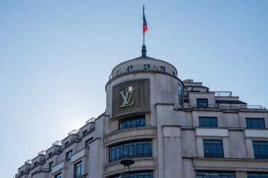 Paris. 02.02.2025. Karmaşık tasarımlarla süslenmiş çarpıcı bir mimari yapı. Paris 'in arka planına karşı lüks markalar sergiliyor..