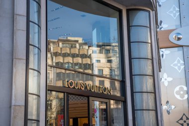 Paris. Fransa-02.02.2025 Son moda butiğinin şaşaalı cephesinde canlı bir şehir zeminine karşı lüks markalar sergileniyor, modern alışveriş kültürünün özünü yakalıyor..