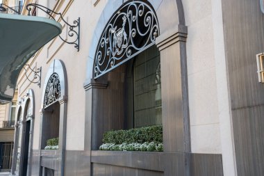 Paris. Fransa-02.02.2025 Enfes demircilik ve yemyeşil çerçeve çarpıcı bir yapı, kentsel mimarinin cazibesini parlak gün ışığında yakalıyor..