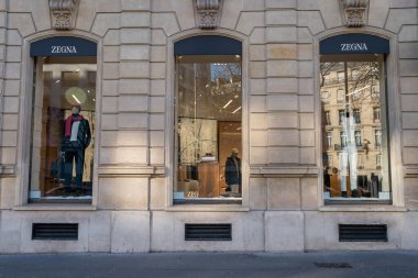 Paris. 02.02.2025 Moda giysileri, kalabalık bir şehir caddesinde bulunan şık bir butiğin son trendlerini gösteriyor. Yoldan geçenleri gezmeye davet ediyor..