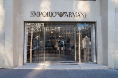 Paris. Fransa-02.02.2025. Hareketli bir alışveriş merkezinde şık bir moda mağazası şık, kapalı bir metal kepenk arkasında hayranlık ve hayranlık uyandıran bir giyim sergiliyor..