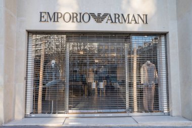 Paris. Fransa-02.02.2025 Şık giyim vitrinleri şık bir şehrin kapalı bir mağazasının penceresinden görülebiliyor, butik mağaza kapalı olsa bile moda sergileniyor..