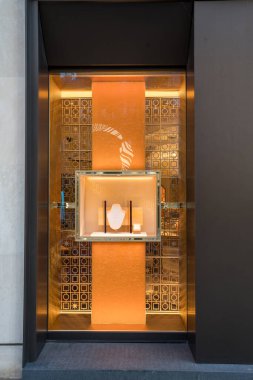 Paris. Fransa-02.02.2025 Göze çarpan bir mücevher sergisi. Ilık ışık altında zarif parçalar sergileniyor..