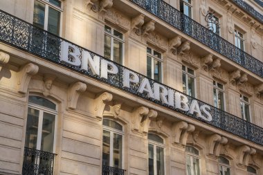 Paris. Fransa-02.02.2025 Karmaşık demir ve mimari güzelliği, öğleden sonra güneşinin sıcacık parıltısı altında zarif balkonlarını sergileyen tarihi bir Paris binasını vurguluyor..