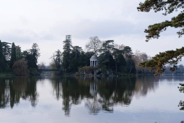 Ile de Reuilly 'deki kubbe ve mağara Daumesnil Gölü boyunca yemyeşil ile çevrili güzel bir şekilde yansıyor. Huzurlu sular Bois de Vincennes 'de sakin bir atmosfer yaratır..