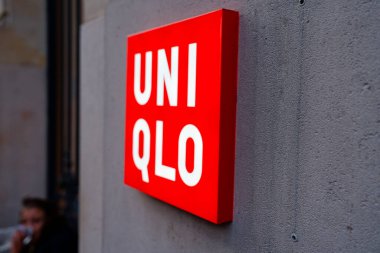 Paris, Fransa-2024-11-20 kalın beyaz harfli parlak kırmızı bir tabela, popüler bir giyim mağazasını işaret eden kentsel bir çevrede duvara asılıyor. İnsanlar arka planda günün tadını çıkarırken görülebilir..