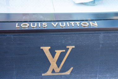 Paris. Fransa-02.02.2025 Çarpıcı bir mağaza vitrininde doğal ışığın sıcacık parıltısı altında zarif ürünler sergileniyor. Yoldan geçenleri son moda ve lüks eşyaları keşfetmeye davet ediyor..