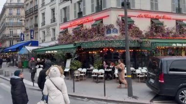 Paris, Fransa-11.01.2025 Cafe 'leri insanların keyifli sohbetlerden zevk aldığı hayatla doludur. Renkli çiçekler ön cepheleri süslüyor, Paris 'te canlı bir atmosfer yaratıyor..