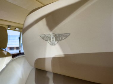 Paris, Fransa-04.02.2025 Günışığı klasik bir arabaya akar, karmaşık işlemelerle süslenmiş bronz deri koltukların zarif işçiliğini vurgular, zarafet ve stil sergiler..