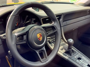 Paris, Fransa-04.02.2025 Şık bir spor arabaya yakından bakın, şık bir direksiyon, modern gösterge paneli, ve vites kolu, ışık saçan lüks ve işçilik.