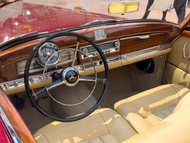 Paris, Fransa-04.02.2025 zarif klasik araba iç mimarisi cilalanmış ahşap, şık döşemeler ve karmaşık detaylar içerir. Atmosfer geçmişten nostalji ve zamansız bir güzellik yayıyor..