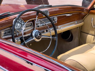 Paris, Fransa-04.02.2025 Şatafatlı deri koltuklar ve ebedi ahşap detaylar güneşli bir otomotiv sergisinde sergilenen bu klasik arabalara cazibe katıyor..