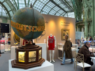 Paris, Fransa-04.02.2025 Etkileyici bir sanat sergisinde renkli harflerle aydınlatılmış bir antika küre, hareketli bir günde ilginç ziyaretçileri cezbediyor..