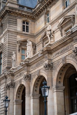 Louvre Müzesi 'nin mimari detayları klasik tasarımın ihtişamını vurguluyor. Süslü heykeller ve sütunlar dış görünüşü süslüyor, Paris 'teki tarihi sanatları örnek alıyor..