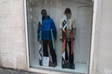 Fransa 'nın başkenti Paris' te serin bir kış gününde en son kayak kıyafetlerini sergileyen iki kayak mankeni bir mağazada duruyor. Her figür kayak direkleri ve kar teçhizatlarıyla donatılmıştır.