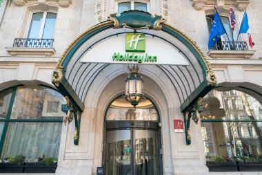 Paris, Fransa-14.01.2025 Şık giriş dekoratif tasarımı ile konukları karşılıyor ve çeşitli ülkelerden bayraklar içeriyor, kültür ve konukseverliğin bir karışımını sergiliyor.