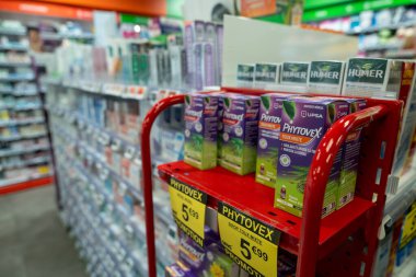 13 Ocak 2025 'te Paris' teki canlı bir eczane reyonu raflarda düzenli olarak düzenlenmiş sağlık ürünleri sergiliyor. Parlak ambalaj müşteriler çeşitli ilaçlara göz atarken dikkat çekiyor